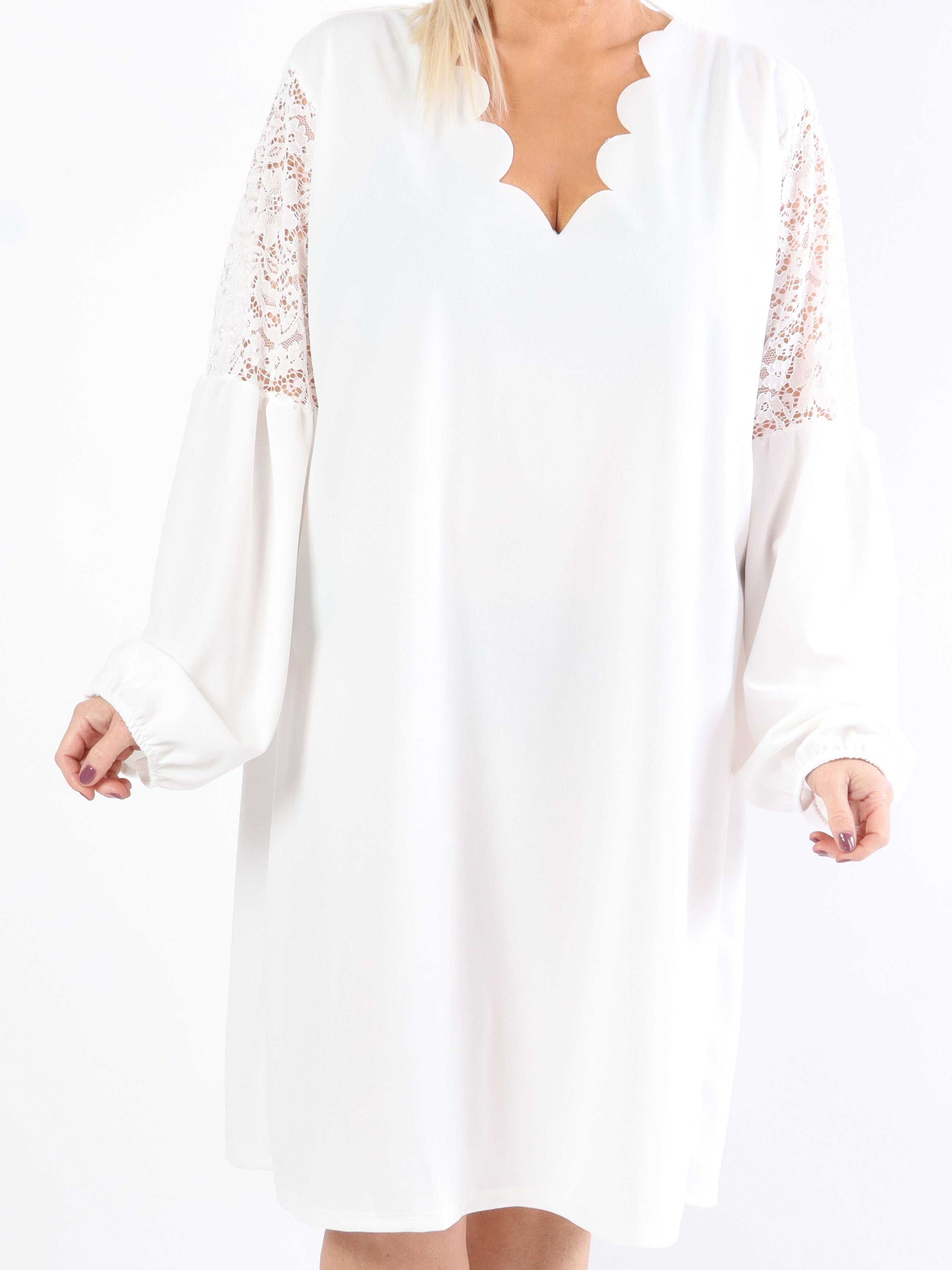 Cenobia - Feminin plus size kjole med blonde og ballonærmer